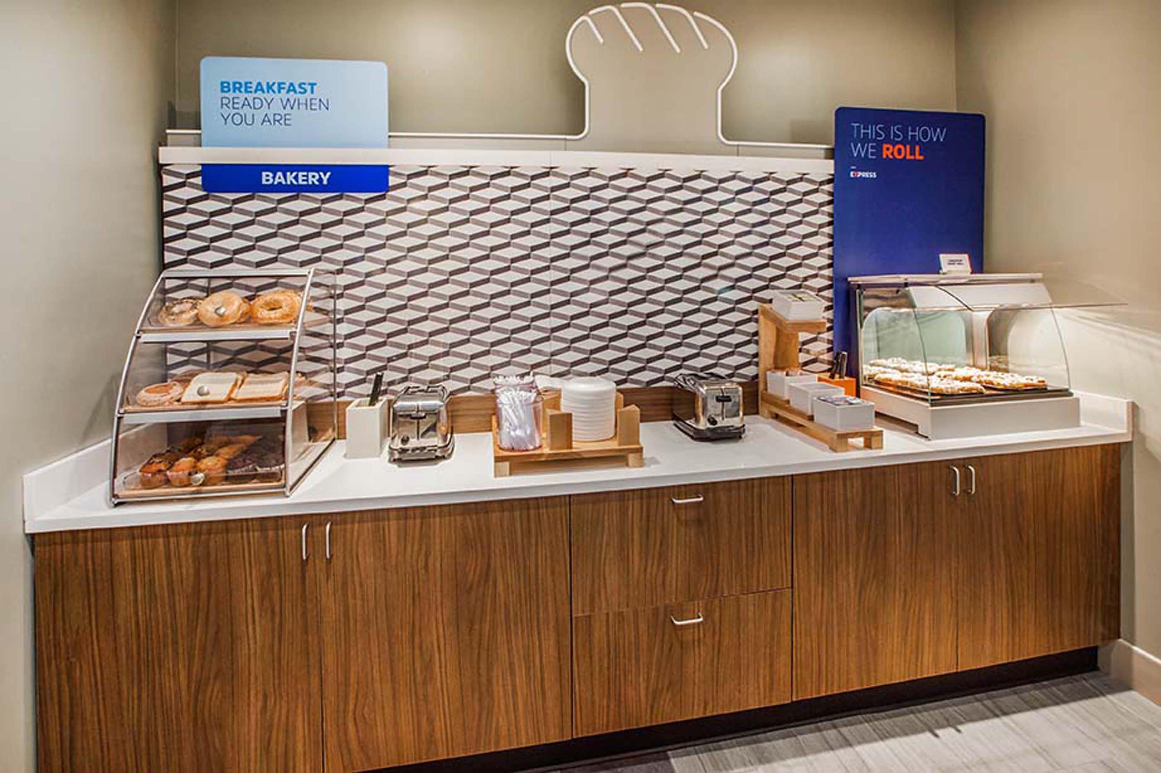 Holiday Inn Express Hotel & Suites Cedar Rapids I-380 At 33Rd Avenue By Ihg Exteriör bild
